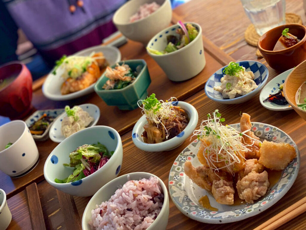 自然に囲まれたmori cafeの外観