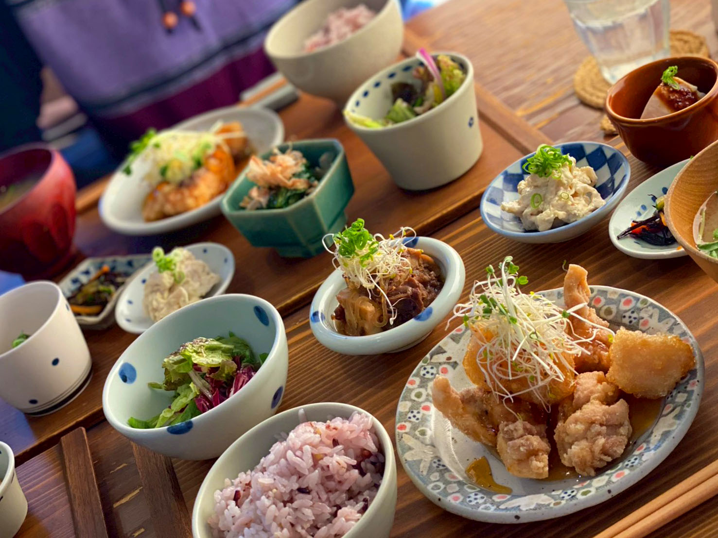 自然の中で心安らぐひとときを提供するmori cafe 祝谷店