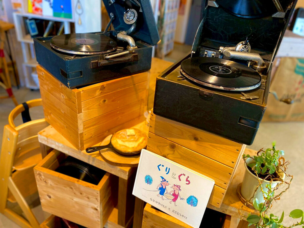 自然光が差し込む明るい店内