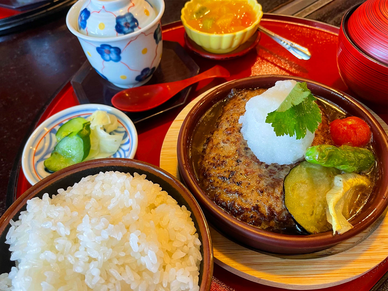 松山の夜を彩る洗練されたワインと料理の店、SHIROKUZI